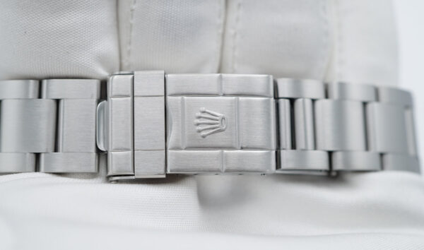 Rolex 16570 EXPLORER II 40MM POLAR DIAL 3186 MOVEMENT Z SERIAL BOXES PAPER - Image 7