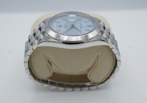 Rolex 228206 DAY DATE 40 PLATINUM ICE BLUE DIAGONAL MOTIF DIAL COMPLETE SET - Image 4