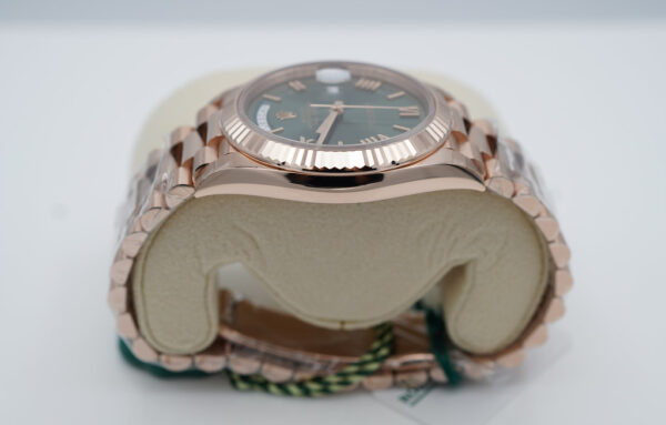 BRAND NEW Rolex 228235 DAY DATE 40 ROSE GOLD OLIVE GREEN ROMAN DIAL 2023 COMPLETE SET - Image 4