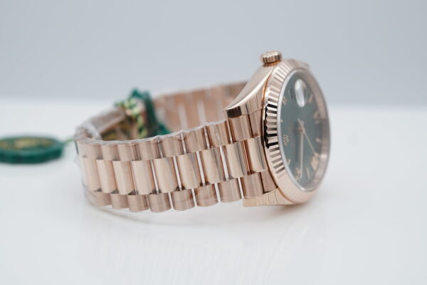 BRAND NEW Rolex 228235 DAY DATE 40 ROSE GOLD OLIVE GREEN ROMAN DIAL 2023 COMPLETE SET - Image 6