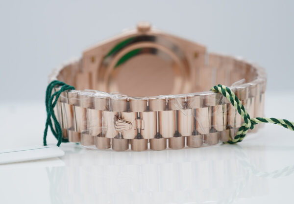 BRAND NEW Rolex 228235 DAY DATE 40 ROSE GOLD OLIVE GREEN ROMAN DIAL 2023 COMPLETE SET - Image 7