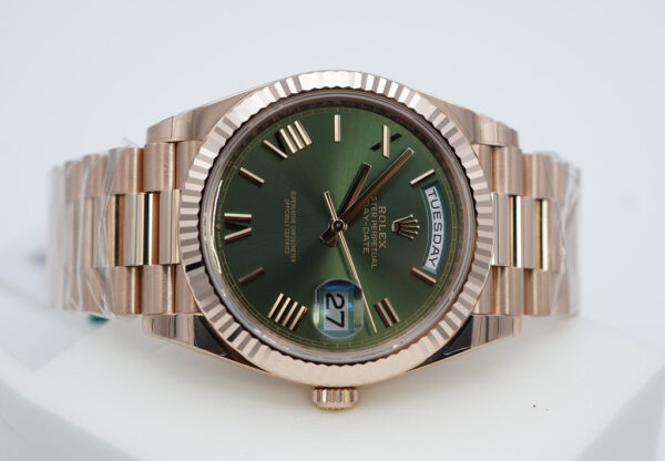 BRAND NEW Rolex 228235 DAY DATE 40 ROSE GOLD OLIVE GREEN ROMAN DIAL 2023 COMPLETE SET - Image 9