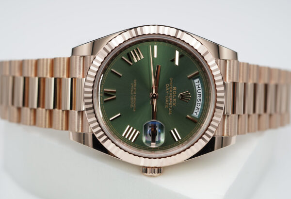 Rolex 228235 DAY DATE 40 ROSE GOLD OLIVE GREEN ROMAN DIAL 2022 COMPLETE SET - Image 9