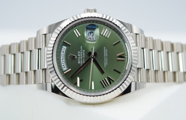 Rolex 228239 DAY DATE 40 18K WHITE GOLD OLIVE GREEN ROMAN DIAL 2022 FULL SET - Image 10