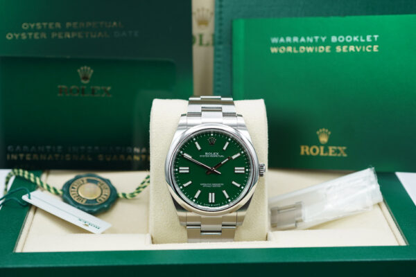 Rolex 124300 OYSTER PERPETUAL 41 GREEN DIAL 2023 COMPLETE SET - Image 2
