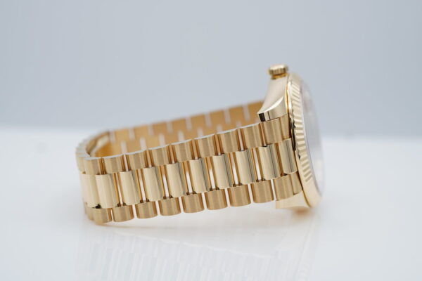 Rolex 228238 DAY DATE 40 YELLOW GOLD CHAMPAGNE ROMAN DIAL 2021 FULL SET - Image 5