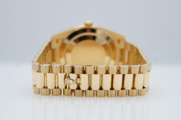 Rolex 228238 DAY DATE 40 YELLOW GOLD CHAMPAGNE ROMAN DIAL 2021 FULL SET - Image 7