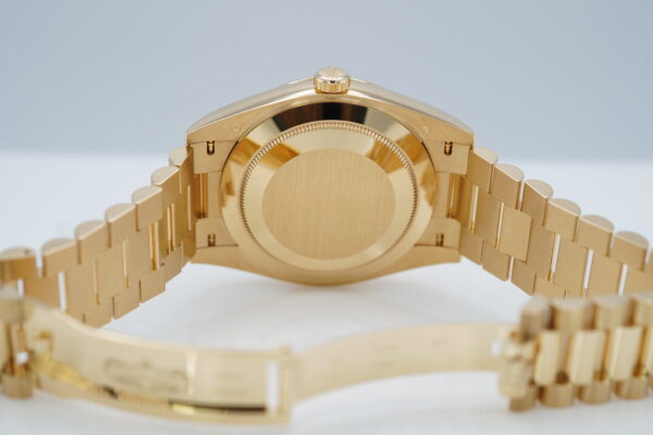Rolex 228238 DAY DATE 40 YELLOW GOLD CHAMPAGNE ROMAN DIAL 2021 FULL SET - Image 8