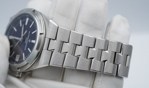 Vacheron CONSTANTIN OVERSEAS 4500V STAINLESS STEEL BLUE DIAL 2022 FULL SET - Image 6