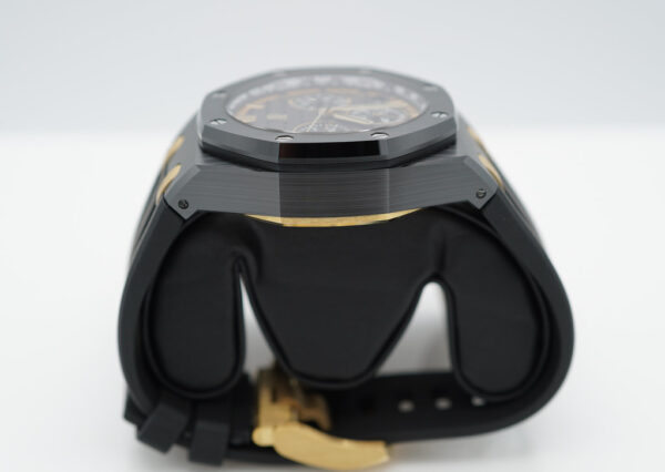 BRAND NEW Audemars PIGUET ROYAL OAK OFFSHORE 26420CE CERAMIC YELLOW GOLD 43MM NEW MODEL FULL SET - Image 4