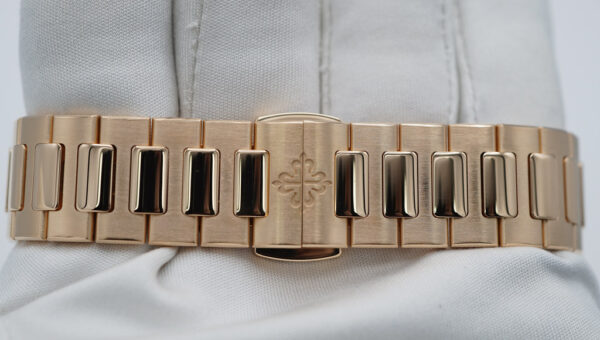 Patek PHILIPPE 7118/1200R NAUTILUS 18K ROSE GOLD DIAMOND BEZEL 2021 FULL SET - Image 7
