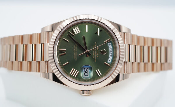 Rolex 228235 DAY DATE 40 ROSE GOLD OLIVE GREEN ROMAN DIAL 2023 COMPLETE SET - Image 9