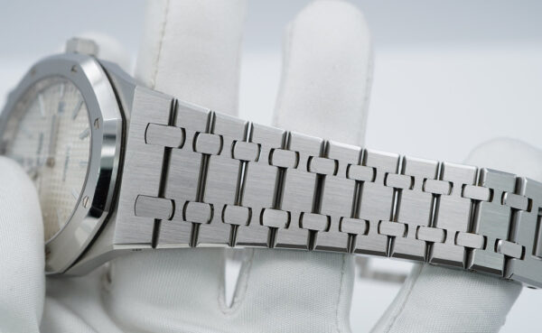 Audemars PIGUET 15400ST ROYAL OAK STAINLESS STEEL WHITE DIAL 41MM 2018 FULL SET - Image 7