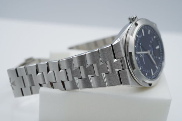 Vacheron CONSTANTIN OVERSEAS 4000V MOONPHASE RETROGRADE DATE BLUE DIAL 2023 FULL SET - Image 6