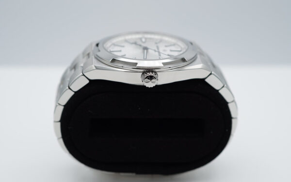 Vacheron CONSTANTIN OVERSEAS 4520V STAINLESS STEEL SILVER DIAL 2024 FULL SET - Image 4