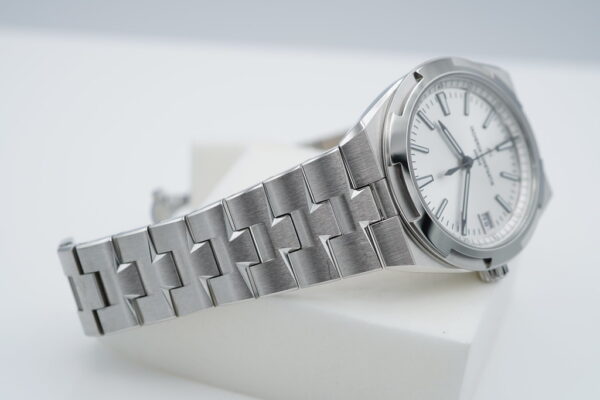 Vacheron CONSTANTIN OVERSEAS 4520V STAINLESS STEEL SILVER DIAL 2024 FULL SET - Image 5