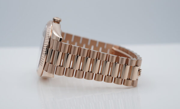 Rolex 228235 DAY DATE 40 18K ROSE GOLD OLIVE GREEN ROMAN DIAL 2023 COMPLETE SET - Image 5