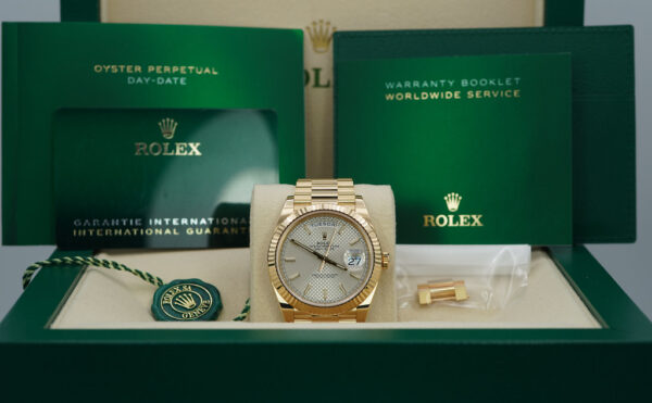 Rolex 228238 DAY DATE 40 18K YELLOW GOLD SILVER MOTIF DIAL 2021 FULL SET - Image 2