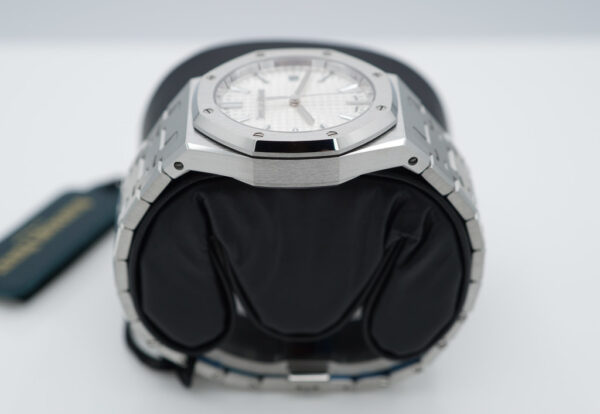 BRAND NEW Audemars PIGUET ROYAL OAK 77450ST WHITE DIAL 34MM 2024 COMPLETE SET - Image 4