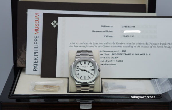Patek PHILIPPE 5711 NAUTILUS STEEL WHITE DIAL 330 MOVEMENT 2019 FULL SET - Image 2