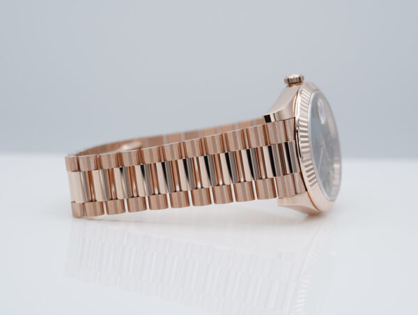 BRAND NEW Rolex 228235 DAY DATE 40 ROSE GOLD OLIVE GREEN ROMAN DIAL 2023 COMPLETE SET - Image 6
