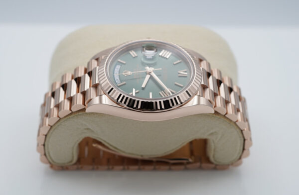 BRAND NEW Rolex 228235 DAY DATE 40 ROSE GOLD OLIVE GREEN ROMAN DIAL 2023 COMPLETE SET - Image 4