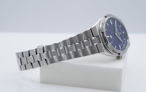 Vacheron CONSTANTIN OVERSEAS 4000V MOONPHASE RETROGRADE DATE BLUE DIAL 2023 FULL SET - Image 5