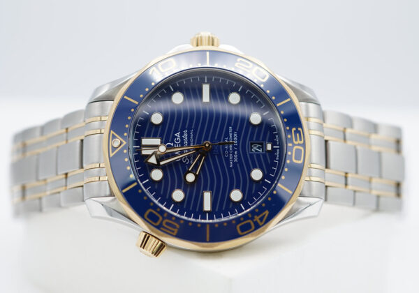 Omega SEAMASTER DIVER 300M CO-AXIAL MASTER 18K YG STEEL BLUE DIAL 2021 - Image 10