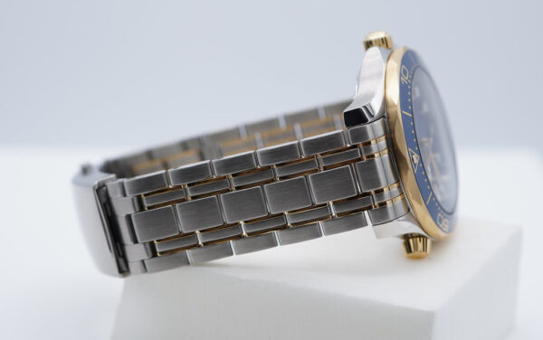 Omega SEAMASTER DIVER 300M CO-AXIAL MASTER 18K YG STEEL BLUE DIAL 2021 - Image 5
