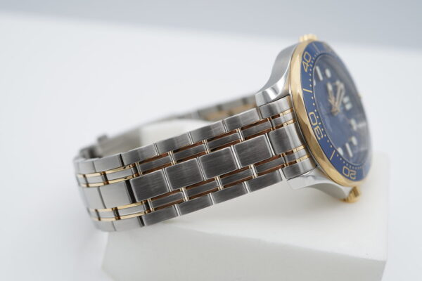 Omega SEAMASTER DIVER 300M CO-AXIAL MASTER 18K YG STEEL BLUE DIAL 2021 - Image 6