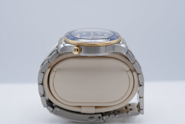 Omega SEAMASTER DIVER 300M CO-AXIAL MASTER 18K YG STEEL BLUE DIAL 2021 - Image 3
