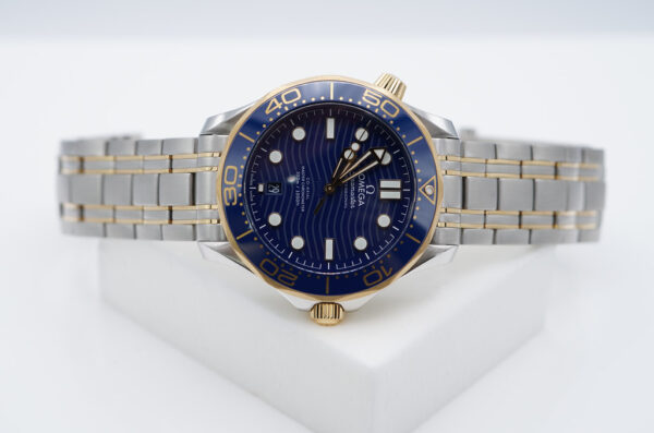 Omega SEAMASTER DIVER 300M CO-AXIAL MASTER 18K YG STEEL BLUE DIAL 2021 - Image 9