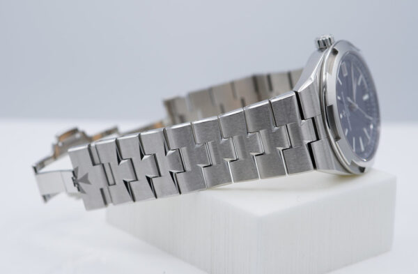Vacheron CONSTANTIN OVERSEAS 4500V STAINLESS STEEL BLUE DIAL 2022 WARRANTY - Image 6