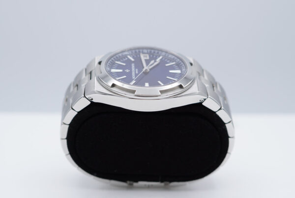 Vacheron CONSTANTIN OVERSEAS 4500V STAINLESS STEEL BLUE DIAL 2022 WARRANTY - Image 4
