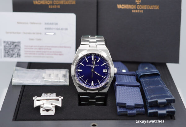 Vacheron CONSTANTIN OVERSEAS 4500V STAINLESS STEEL BLUE DIAL 2022 WARRANTY - Image 2