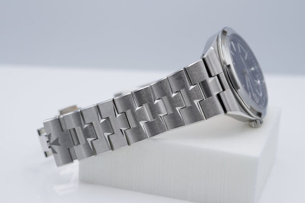 Vacheron CONSTANTIN OVERSEAS 4500V STAINLESS STEEL BLUE DIAL 2022 WARRANTY - Image 5