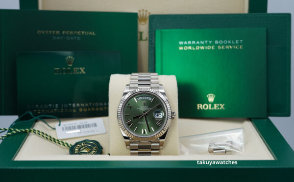Rolex 228239 DAY DATE 40 WHITE GOLD OLIVE GREEN ROMAN DIAL 2022 COMPLETE SET - Image 2