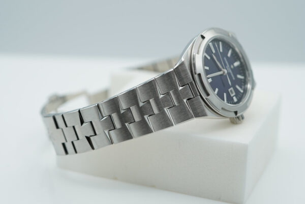 Vacheron CONSTANTIN OVERSEAS 34.5MM 4600V STAINLESS STEEL BLUE DIAL FULL SET - Image 5