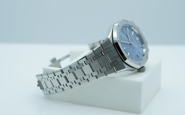 Audemars PIGUET ROYAL OAK 15550ST ICE BLUE DIAL 37MM 2023 COMPLETE SET - Image 5