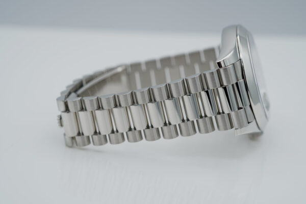 Rolex 228206 DAY DATE 40 PLATINUM ICE BLUE QUADRANT ROMAN DIAL COMPLETE SET - Image 5