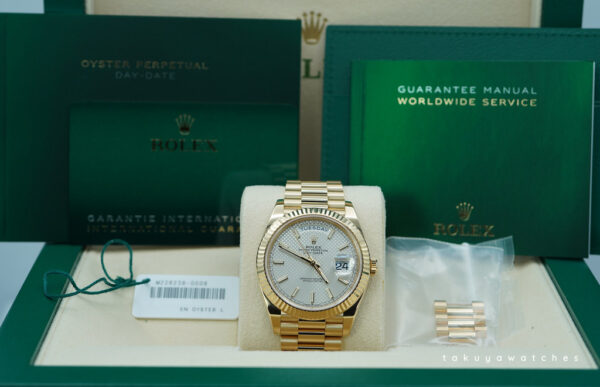 Rolex 228238 DAY DATE 40 18K YELLOW GOLD SILVER MOTIF DIAL 2021 COMPLETE SET - Image 2