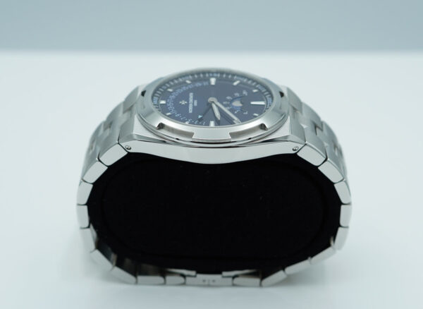 Vacheron CONSTANTIN OVERSEAS 4000V MOONPHASE RETROGRADE DATE BLUE DIAL 2023 FULL SET - Image 4