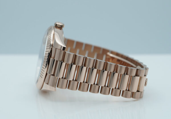 Rolex 228235 DAY DATE 40 ROSE GOLD SUNDUST ROMAN DIAL 2021 WARRANTY FULL SET - Image 5