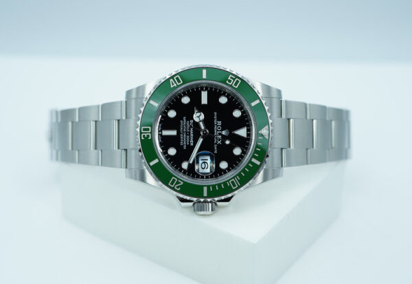 Rolex 126610LV SUBMARINER 41 GREEN MK2 BEZEL BLACK DIAL 2024 COMPLETE SET - Image 9