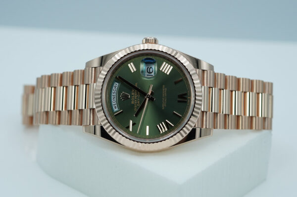 Rolex 228235 DAY DATE 40 ROSE GOLD OLIVE GREEN ROMAN DIAL 2024 COMPLETE SET - Image 10