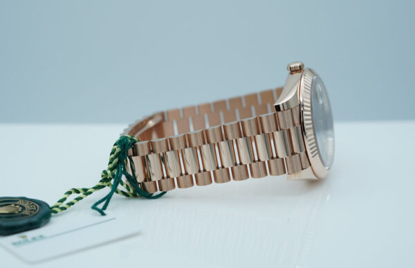 BRAND NEW Rolex 228235 DAY DATE 40 ROSE GOLD OLIVE GREEN ROMAN DIAL 2024 COMPLETE SET - Image 6