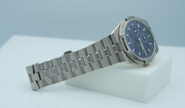 Vacheron CONSTANTIN OVERSEAS PERPETUAL CALENDAR 4300V 18K WHITE GOLD BLUE DIAL FULL SET - Image 5