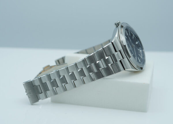 Vacheron CONSTANTIN OVERSEAS 4520V STAINLESS STEEL BLUE DIAL 2024 NEW MODEL - Image 5