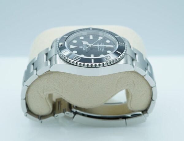 Rolex 124060 SUBMARINER NO DATE 41 NEW MODEL 2022 WARRANTY FULL SET - Image 4