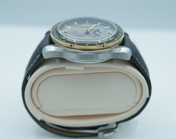 Omega SPEEDMASTER MOONPHASE YELLOW GOLD STEEL GREEN BEZEL GREY DIAL 2024 FULL SET - Image 4